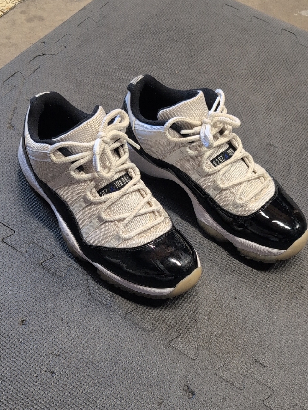 Men's Low-Top Athletic Jordan Sneakers - Black & White